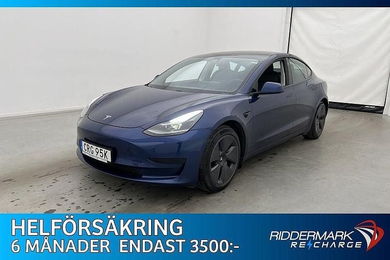 Blå Begagnad 2021 Tesla Model 3 Standard Range Plus Sedan | 249 800 kr (Marknadspris) - Bild 1/3