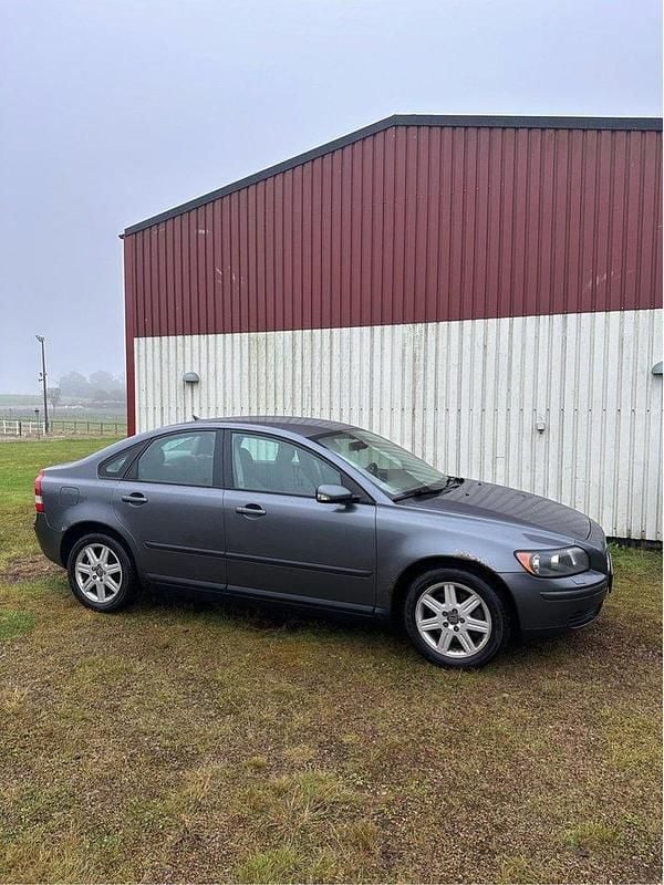 Grå Begagnad 2004 Volvo S40 Sedan | 9 900 kr (Superpris) - Bild 1/4