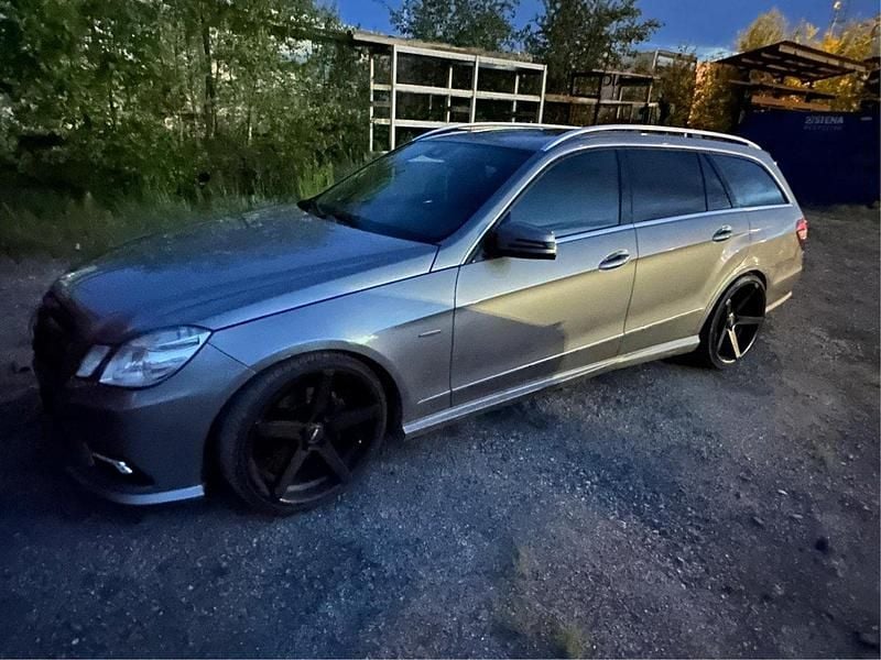 Grå Begagnad 2010 Mercedes E350 AMG Kombi | 130 000 kr (Dyr) - Bild 1/4