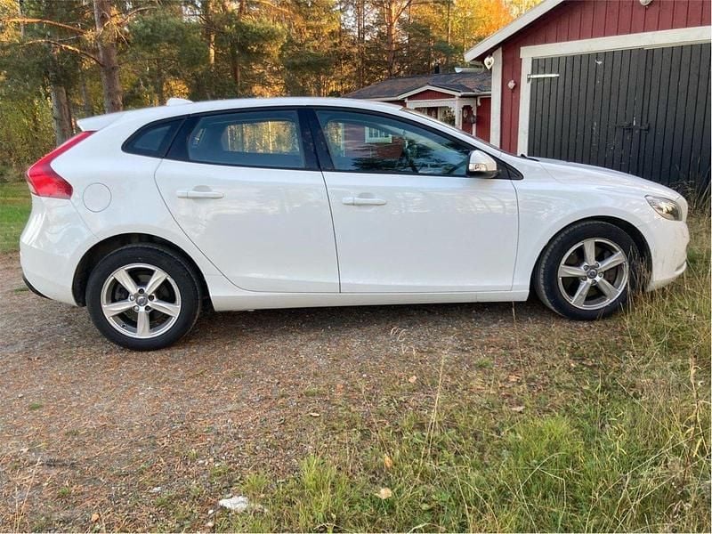 Vit Begagnad 2016 Volvo V40 Kinetic Kombi | 149 900 kr (Marknadspris) - Bild 1/4