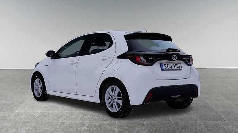 Begagnad Toyota Yaris Hybrid Active 117 HK (86 kW) 2021 Vit Halvkombi