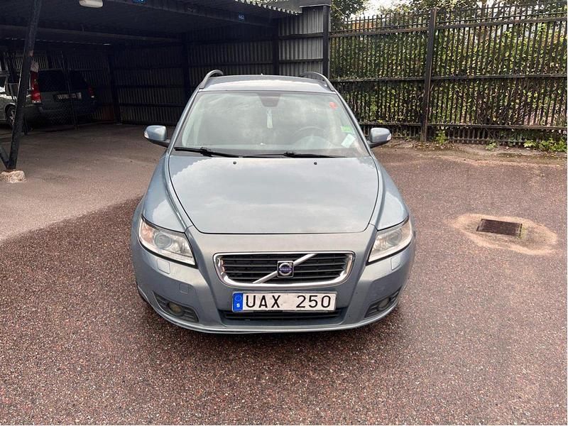 Blå Begagnad 2009 Volvo V50 Momentum Kombi | 23 000 kr (Marknadspris) - Bild 1/4