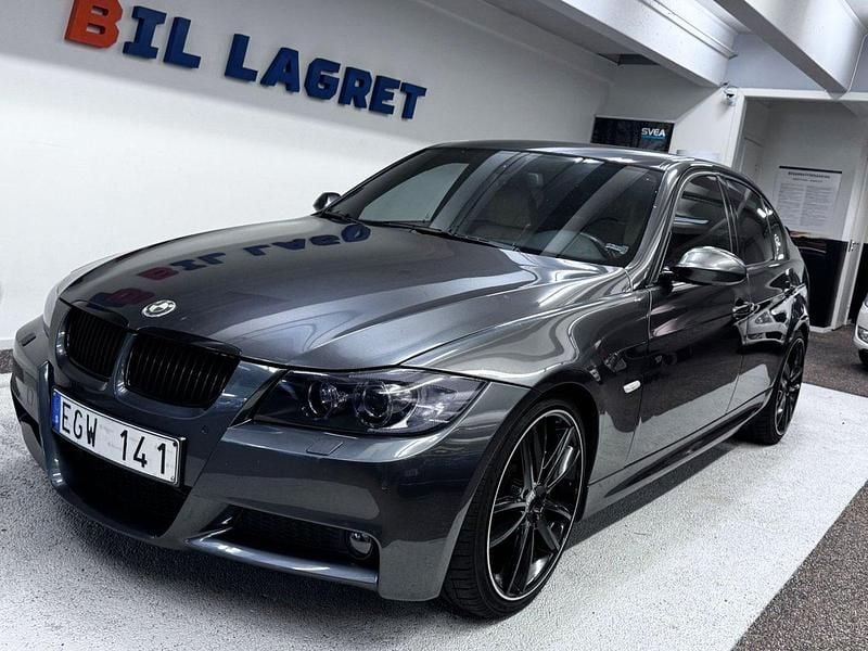 Grå Begagnad 2008 BMW 330 Comfort Edition Sedan | 109 900 kr (Marknadspris) - Bild 1/4