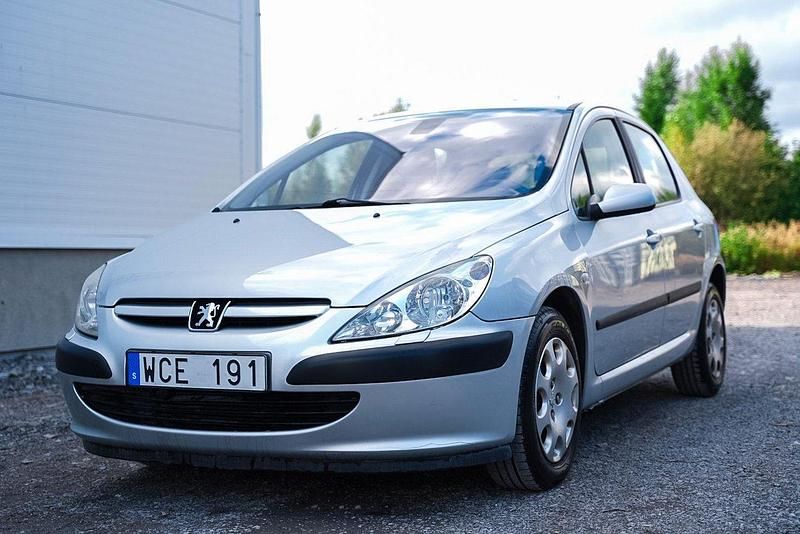 Ljusgrå (grå) Begagnad 2004 Peugeot 307 Halvkombi | 24 900 kr (Lite dyr) - Bild 1/4