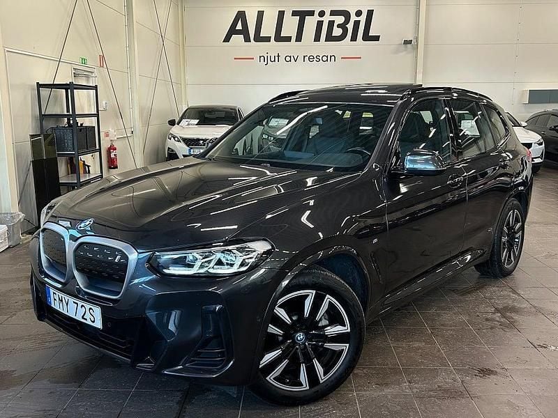 Grå Begagnad 2022 BMW iX3 M Sport SUV | 389 700 kr (Marknadspris) - Bild 1/4
