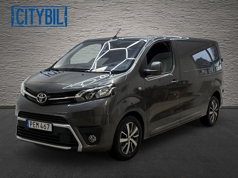 Mörkgrå (gråmetallic) Begagnad 2017 Toyota Proace Van | 194 900 kr (Marknadspris) - Bild 1/4