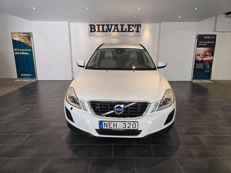 Vit Begagnad 2013 Volvo XC60 Momentum SUV | 129 900 kr (Marknadspris) - Bild 1/4
