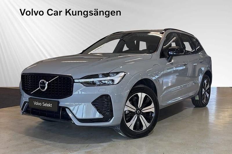 Grå Begagnad 2025 Volvo XC60 Plus SUV | 534 900 kr (Marknadspris) - Bild 1/4
