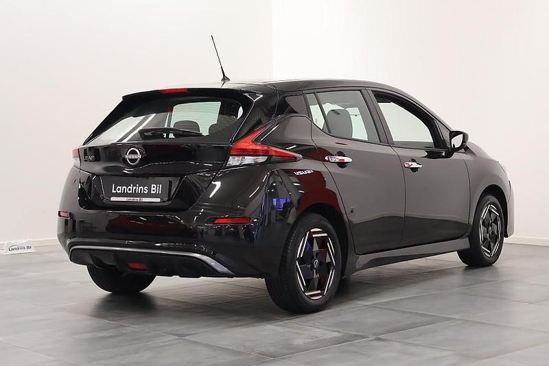 Begagnad Nissan Leaf Acenta 110 kW (150 HK) 2023 Svart Halvkombi