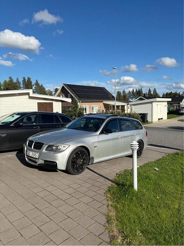Grå Begagnad 2008 BMW 325 Comfort Edition Kombi | 85 000 kr (Marknadspris) - Bild 1/4