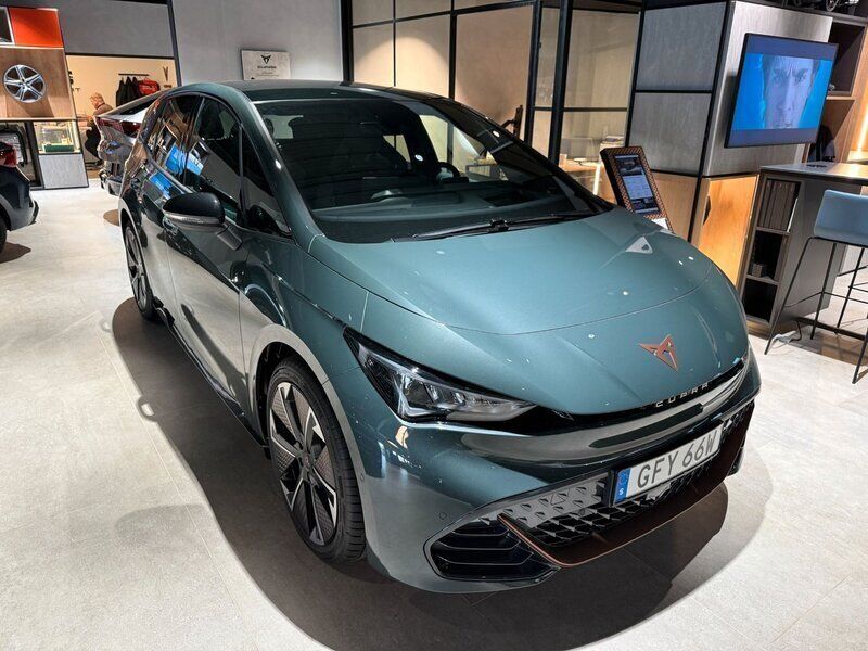Mörkgrön Ny 2024 Cupra Born e-Boost Halvkombi | 591 900 kr - Bild 1/4