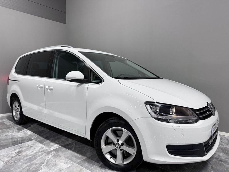 Vit Begagnad 2014 VW Sharan Minibuss | 124 900 kr (Lite dyr) - Bild 1/4