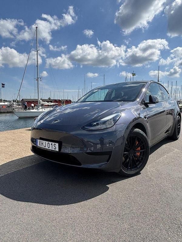 Grå Begagnad 2023 Tesla Model Y Standard Range SUV | 449 000 kr - Bild 1/4