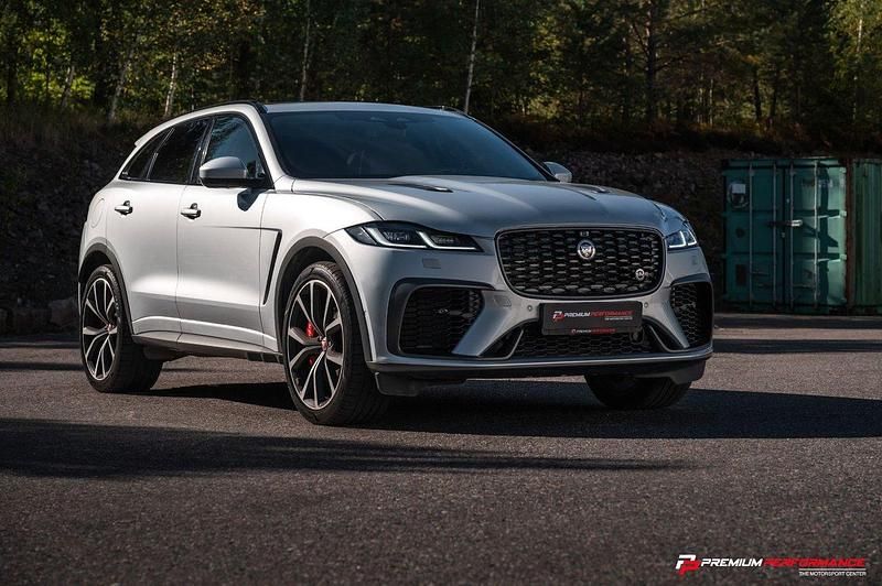 Grå (flux silver) Begagnad 2021 Jaguar F-Pace SVR SUV | 759 800 kr - Bild 1/4