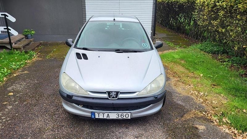 Grå Begagnad 2003 Peugeot 206 Halvkombi | 12 000 kr (Marknadspris) - Bild 1/4