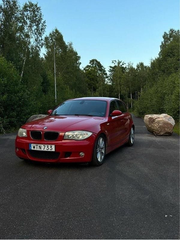 Röd Begagnad 2007 BMW 120 Advantage Halvkombi | 45 900 kr (Marknadspris) - Bild 1/4