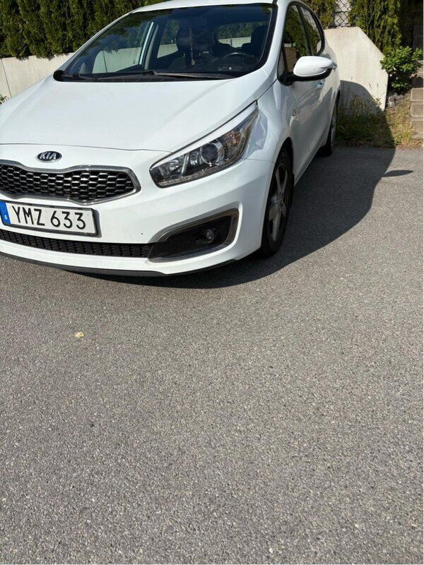 Vit Begagnad 2017 Kia Ceed Halvkombi | 95 000 kr (Marknadspris) - Bild 1/4