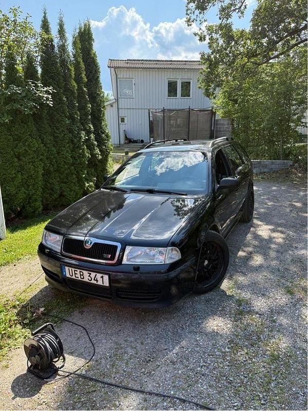 Svart Begagnad 2003 Skoda Octavia Tour Kombi | 15 000 kr (Superpris) - Bild 1/4
