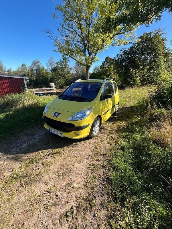 Gul Begagnad 2005 Peugeot 1007 Halvkombi | 23 500 kr - Bild 1/4
