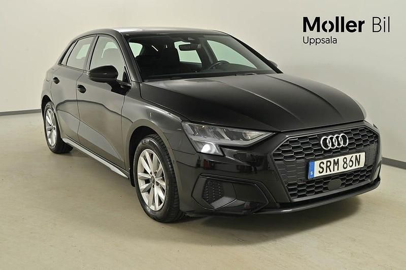 Mytsvart metallic Begagnad 2023 Audi A3 Sportback Sport Halvkombi | 264 000 kr (Marknadspris) - Bild 1/3