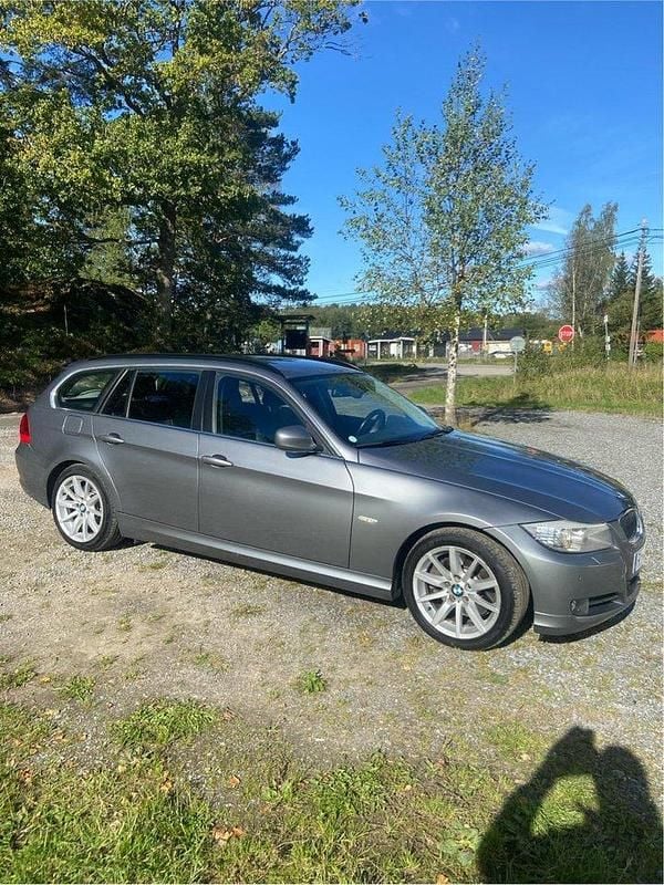 Grå Begagnad 2011 BMW 325 Kombi | 110 000 kr (Marknadspris) - Bild 1/4