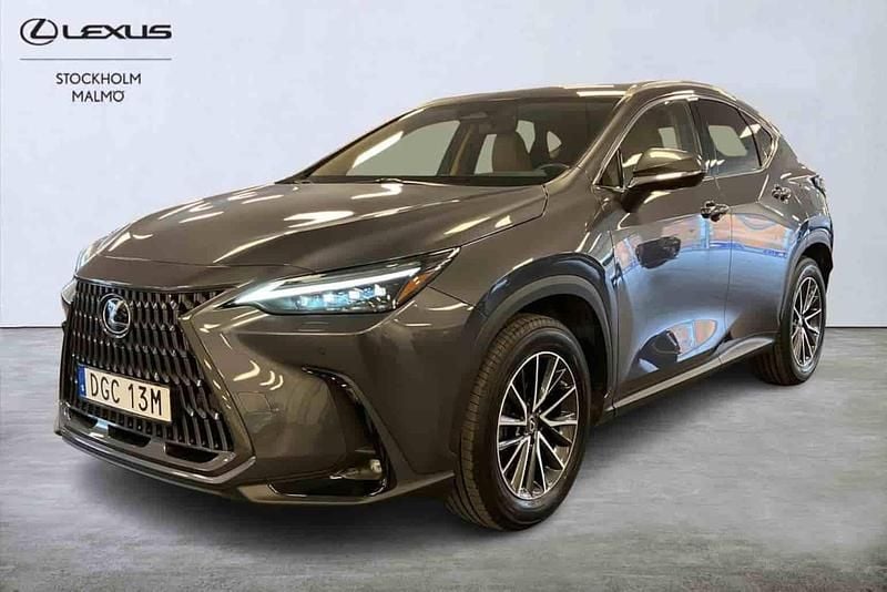 Grå Begagnad 2022 Lexus NX450h+ Executive Line SUV | 569 000 kr (Marknadspris) - Bild 1/1