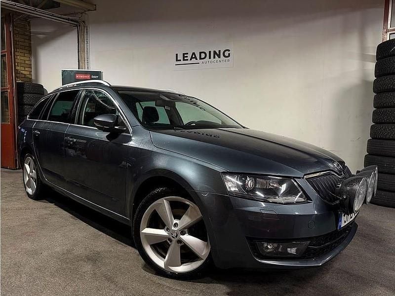 Grå Begagnad 2015 Skoda Octavia Elegance Kombi | 169 900 kr (Marknadspris) - Bild 1/4