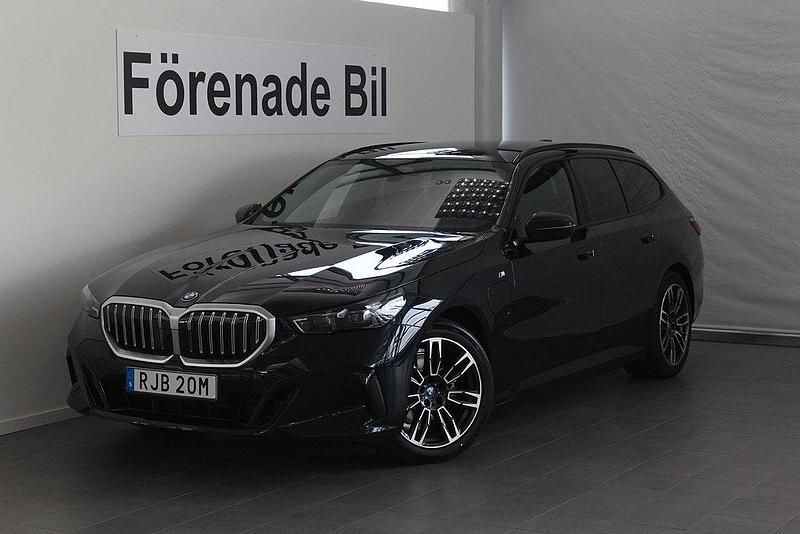 Svart Begagnad 2024 BMW 530e M Sport Kombi | 669 000 kr (Marknadspris) - Bild 1/4