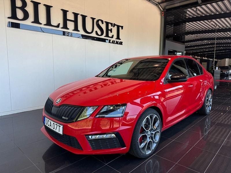 Röd Begagnad 2019 Skoda Octavia RS Halvkombi | 259 900 kr (Marknadspris) - Bild 1/4