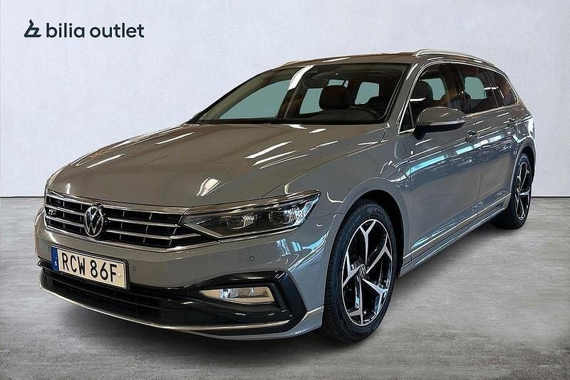 Grå Begagnad 2022 VW Passat GT Kombi | 269 800 kr (Marknadspris) - Bild 1/3