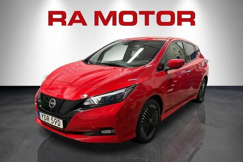 Röd Begagnad 2022 Nissan Leaf N-Connecta Halvkombi | 178 800 kr (Marknadspris) - Bild 1/3