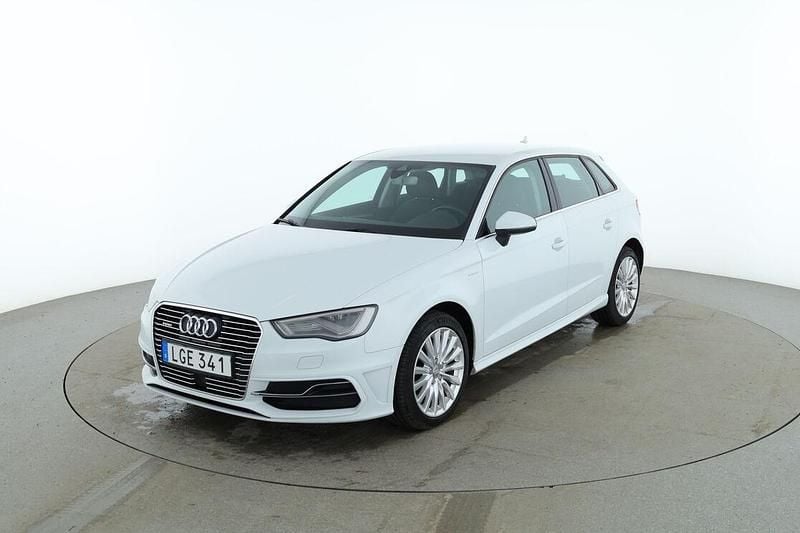 Vit Begagnad 2016 Audi A3 Sportback e-tron Attraction Halvkombi | 133 000 kr (Lite dyr) - Bild 1/3