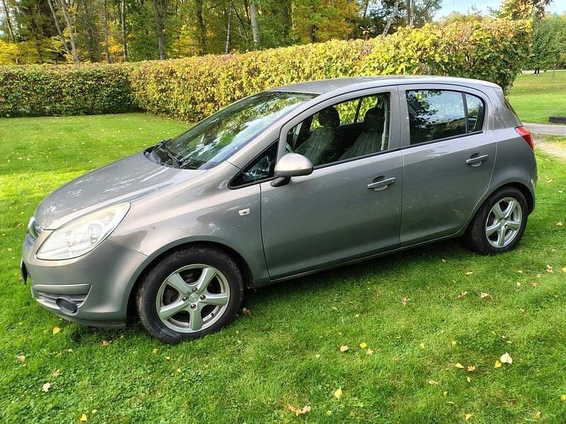 Brun Begagnad 2011 Opel Corsa Enjoy Halvkombi | 37 500 kr (Bra pris) - Bild 1/4