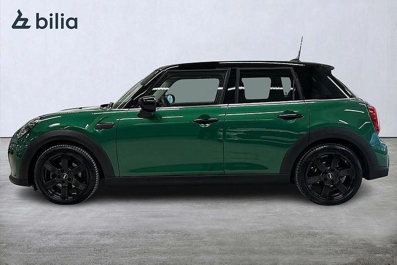 Begagnad Mini Cooper 136 HK (100 kW) 2022 British racing green metallic Halvkombi