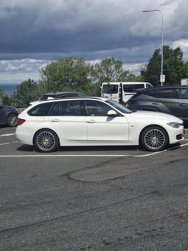 Vit Begagnad 2015 BMW 320 Sport Line Kombi | 116 000 kr (Superpris) - Bild 1/4