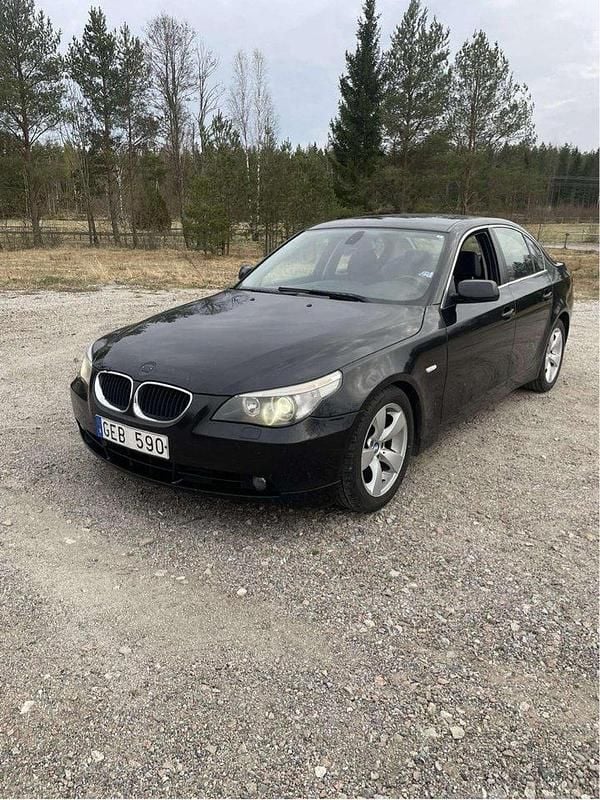Svart Begagnad 2007 BMW 520 Sedan | 46 000 kr (Superpris) - Bild 1/4