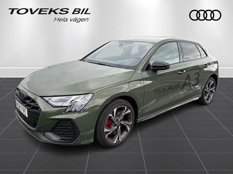 Grön (distriktgrön metallic) Begagnad 2025 Audi A3 Sportback e-tron S-Line Sedan | 489 000 kr - Bild 1/4