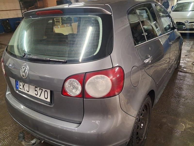 Begagnad VW Golf Plus Cross Trendline 160 HK (117 kW) 2009 Gråmetallic Minibuss