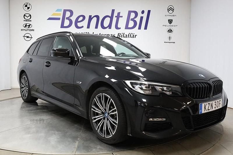 Svart Begagnad 2021 BMW 330e M Sport Kombi | 329 800 kr (Marknadspris) - Bild 1/3