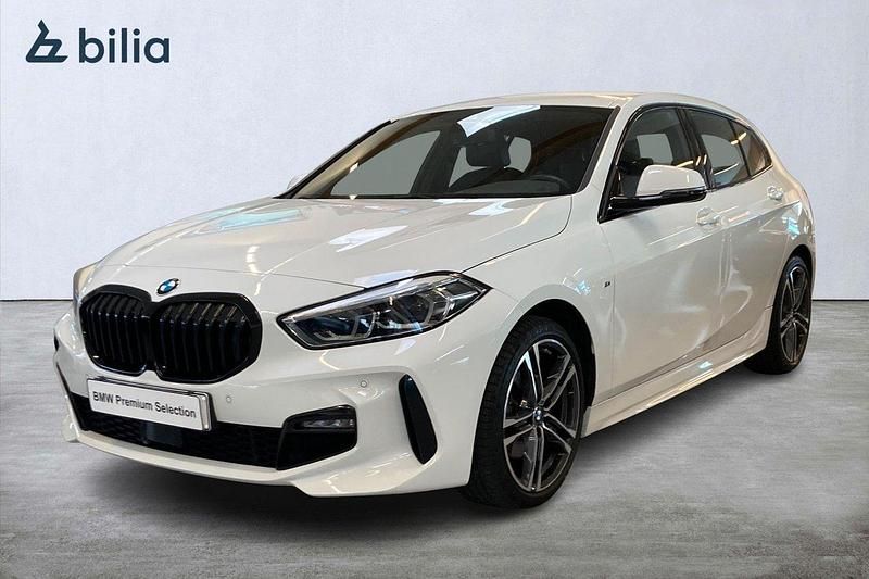 Vit Begagnad 2022 BMW 118 M Sport Halvkombi | 285 000 kr (Dyr) - Bild 1/4