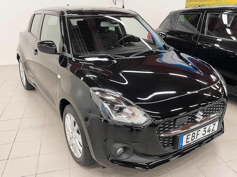 Svart Begagnad 2023 Suzuki Swift Halvkombi | 179 000 kr (Bra pris) - Bild 1/4