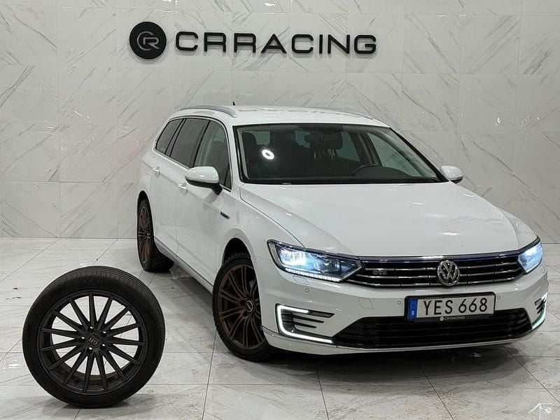 Vit Begagnad 2016 VW Passat GTE Kombi | 139 900 kr (Marknadspris) - Bild 1/4