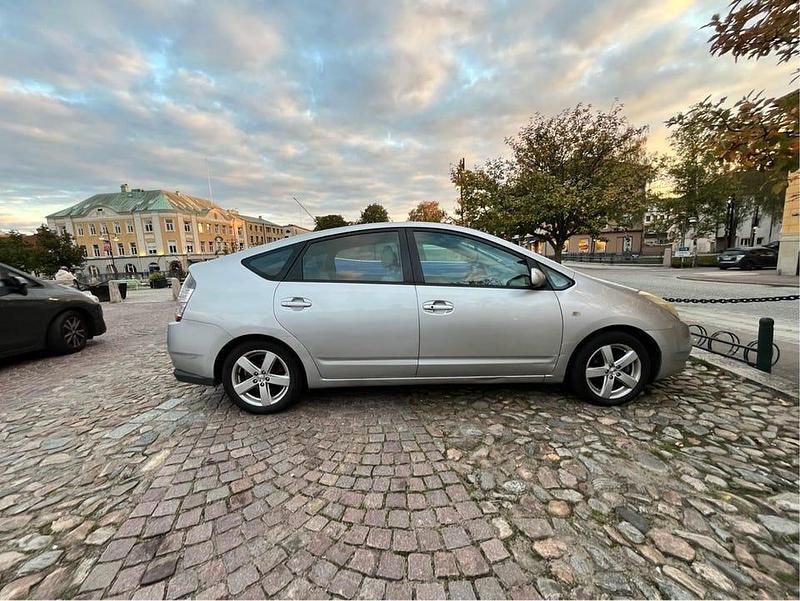 Begagnad 2005 Toyota Prius Halvkombi | 57 800 kr (Lite dyr) - Bild 1/4
