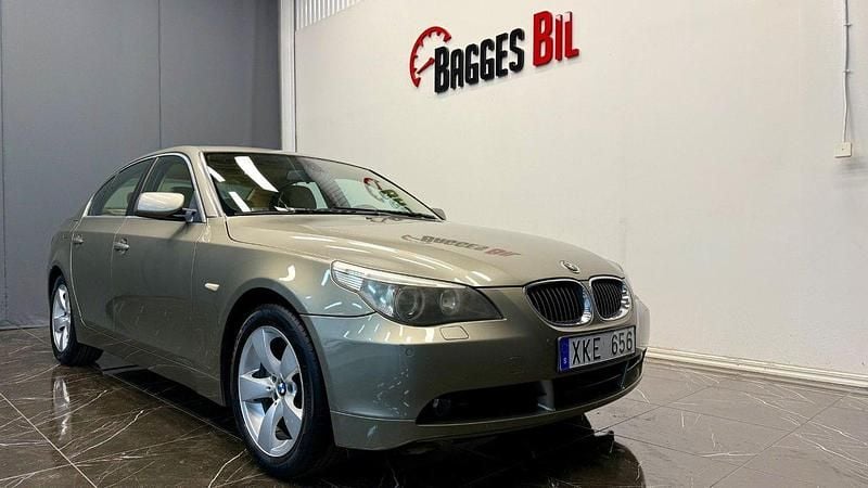 Grön Begagnad 2005 BMW 550 Sedan | 95 900 kr - Bild 1/4