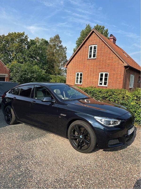 Svart Begagnad 2015 BMW 530 Gran Turismo M Sport Halvkombi | 270 000 kr (Lite dyr) - Bild 1/3