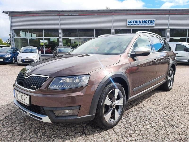 Mörkbrun (brun) Begagnad 2017 Skoda Octavia Scout Kombi | 183 900 kr (Marknadspris) - Bild 1/4
