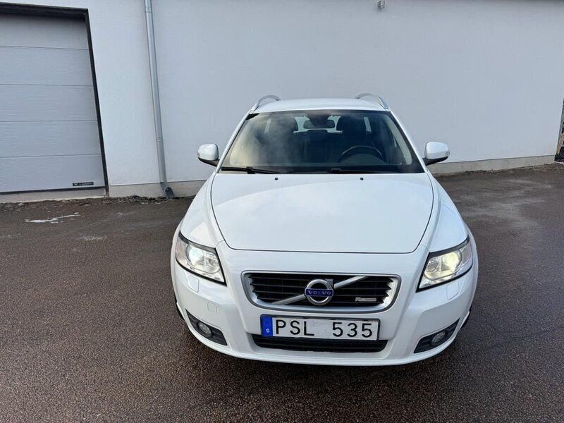 Vit Begagnad 2011 Volvo V50 Momentum Kombi | 89 900 kr (Dyr) - Bild 1/4
