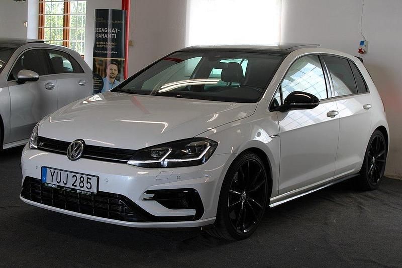 Vit Begagnad 2017 VW Golf VII R Halvkombi | 269 900 kr (Dyr) - Bild 1/4