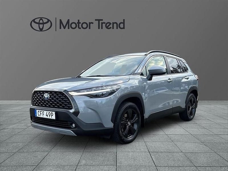 Grå Begagnad 2023 Toyota Corolla Cross Style SUV | 369 000 kr (Marknadspris) - Bild 1/4