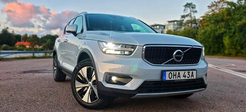 Silver Begagnad 2021 Volvo XC40 Momentum SUV | 315 000 kr (Marknadspris) - Bild 1/4